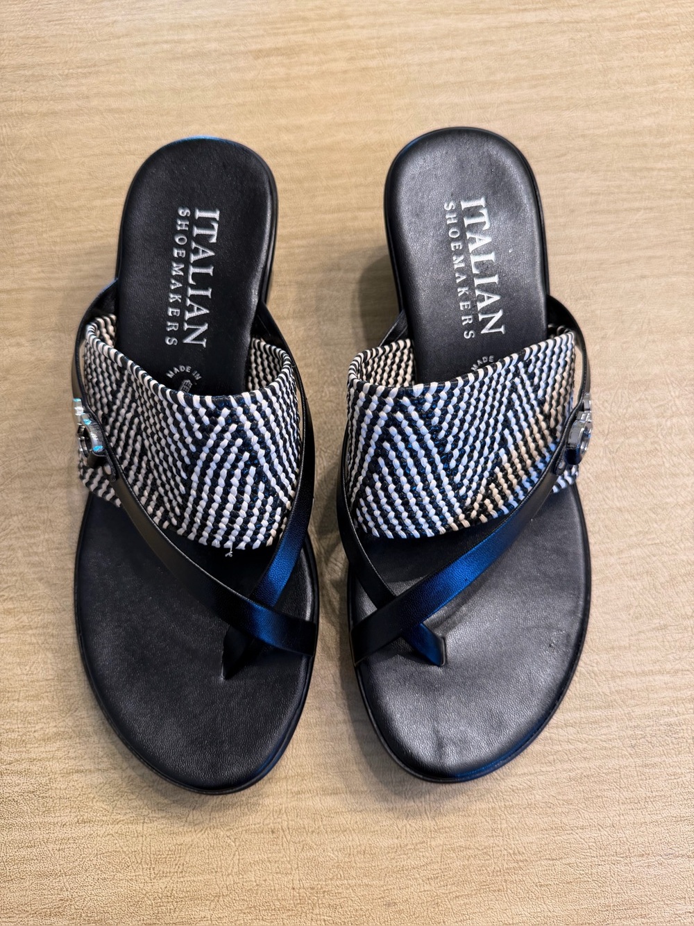 Women’s Italian Shoemakers Black & Cream Colored Woven Slide Sandals - 9